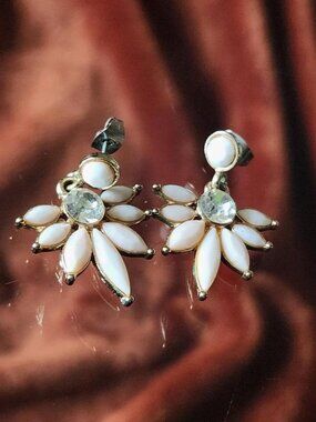Vintage PALE PINK & goldtone post drop flower earrings with rhinestone.